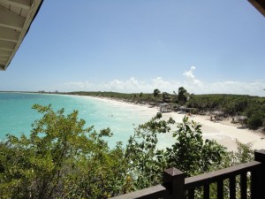 zicht op het strand vanuit het restaurant